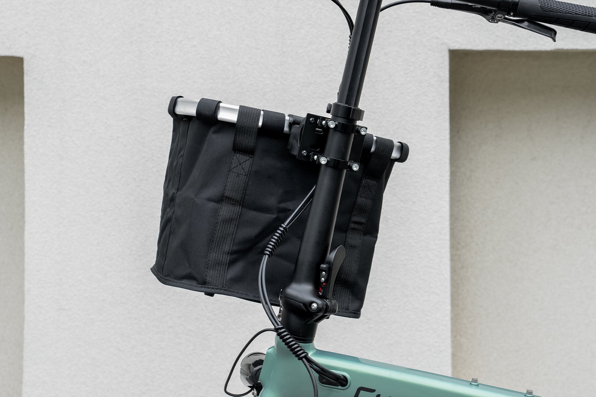 折りたたみ自転車 ブラック 前バスケット付き 黒い折りたたみ自転車 前バスケット付き 折りたたみ自転車 ブラック 前